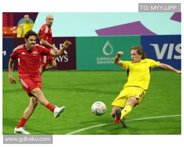 卡塔尔足球明星的魅力与风采展现帅气风范的运动传奇