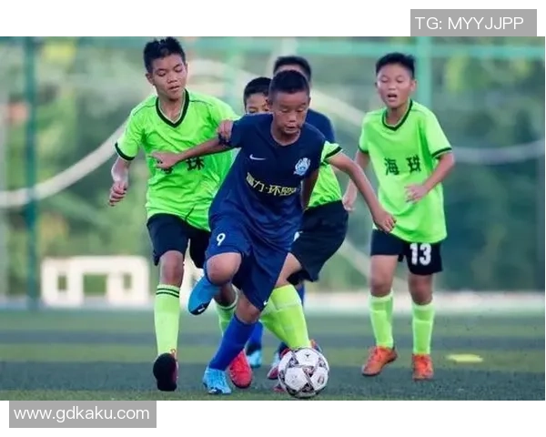 足球明星之间的交流与默契探讨如何通过语言塑造团队精神与竞技表现